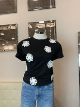 Load image into Gallery viewer, 3d Floral T-Shirt- Black
