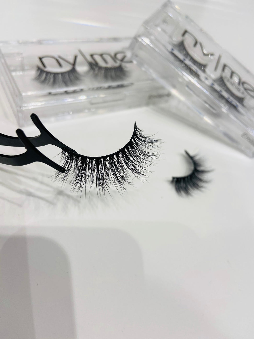 nv | me lashes- style Emilianna