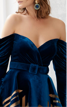 Load image into Gallery viewer, MNM Couture  M0279
